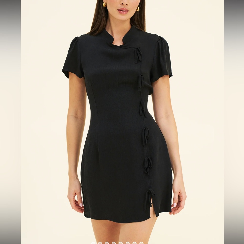 Sisterhood women’s YUA Dress in the color noir